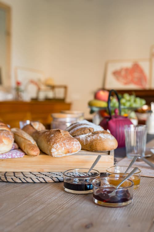 Pain frais et confitures maison au petit déjeuner, maison de pagneux, chambres d'hôtes en Beaujolais des Pierres dorées