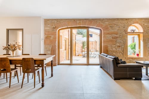 Grande porte cintrée de la salle commune, mur en pierres dorées, maison de pagneux, chambres d'hôtes en Beaujolais des Pierres dorées