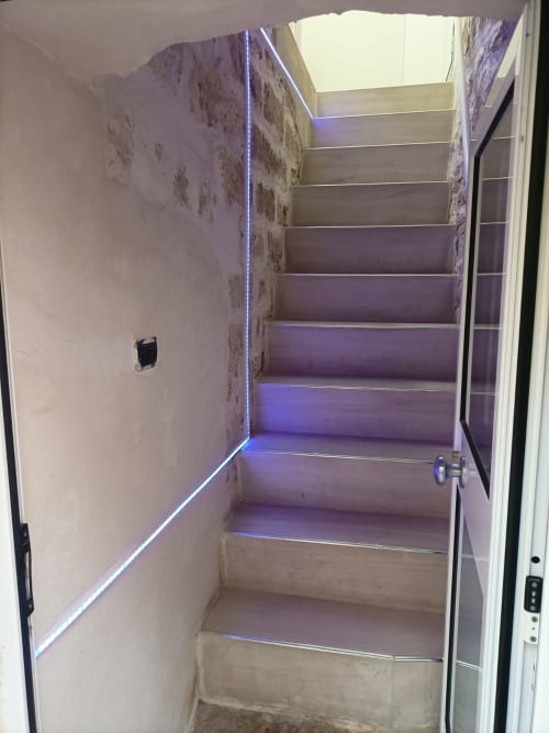 Scala moderna con illuminazione LED blu presso l'hotel Newhouse di Bari, Italia