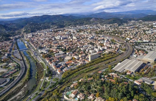 Vue aérienne d'Alès et du Gardon – porte des Cévennes Nuits d'Audace