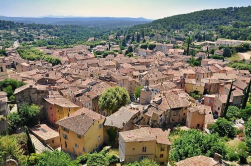 Cotignac Provence falaises ruelles pittoresques grotte troglodytiques