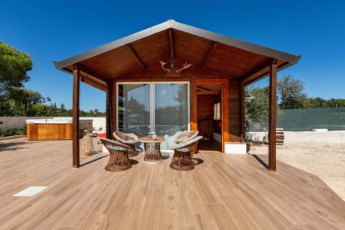 Villa moderna in legno con terrazza coperta, arredi in vimini e grandi finestre a Villa Margherita, Santeramo in Colle