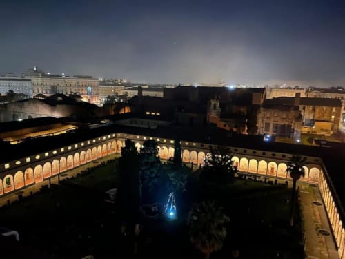 Cortile della Michelangelo Suite Roma di notte, architettura rinascimentale illuminata che domina il centro storico di Roma