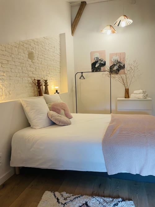 Chambre moderne à la Maison Monsieur Léger, Montaut avec lit blanc, mur en brique et décoration contemporaine