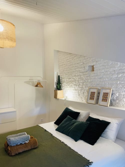 Chambre moderne et lumineuse Nuage à la Maison Monsieur Léger, Montaut, avec mur de briques blanches, chemin de table vert et