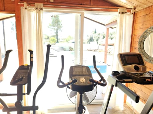 Palestra con cyclette e attrezzature fitness presso Villa Margherita a Santeramo in Colle, Italia