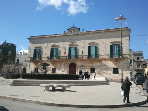 Bâtiment historique aux volets verts sur la place de Santeramo in Colle, Italie