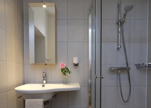 Modern bathroom in Chambre Agastache at Clos des Moulins B&B, Poitiers, with white sink, mirror, and walk-in shower