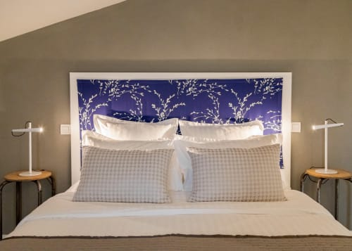 Chambre moderne au Clos des Moulins à Poitiers avec lit en lin Linvosges et tête de lit botanique bleue