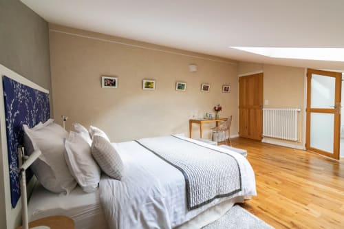Chambre spacieuse avec lit king-size, bureau en bois et puits de lumière à la Chambre Capucine du Clos des Moulins, Poitiers