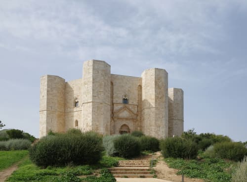 Castel del Monte à Santeramo in Colle, Italie - forteresse historique en pierre avec tours cylindriques
