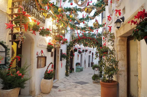 Vicolo natalizio festivo a Villa Margherita a Santeramo in Colle, decorato con ghirlande e ornamenti