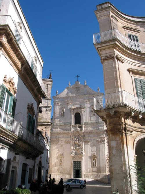 Façade historique de l'église sur la place du village de Santeramo in Colle, Villa Margherita à proximité
