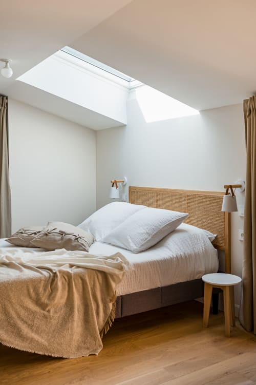 Lit double avec fenêtre de toit au dessus du lit, chambre air, maison de pagneux, chambres d'hôtes en Beaujolais des Pierres dorées 