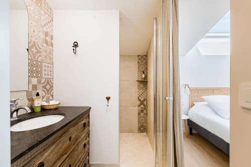 salle de bain avec meuble vasque en bois patiné et pierre noire, faïence beige imitation carreaux de ciment, chambre air, maison de pagneux, chambres d'hôtes en Beaujolais des Pierres dorées 