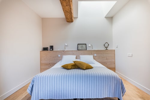 lit double, tête de lit en lames de sapin, poutre apparente et puits de lumière dans la chambre bois, maison de pagneux, chambres d'hôtes en Beaujolais des Pierres dorées 