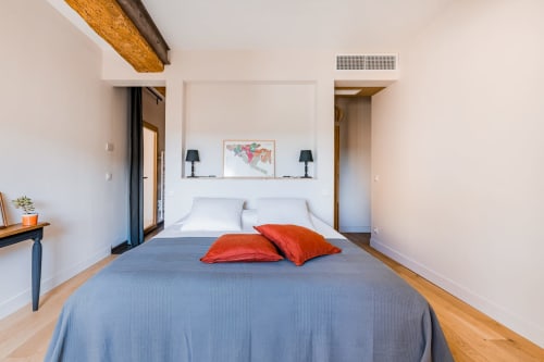 Lit double et poutre apparente bois et IPN, chambre métal, maison de pagneux, chambres d'hôtes en Beaujolais des Pierres dorées 