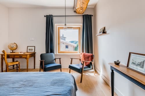 les fauteuils noirs devant la fenêtre, chambre métal, maison de pagneux, chambres d'hôtes en Beaujolais des Pierres dorées 