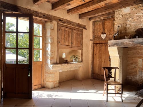 Chambre rustique au Lapin sur le Toit avec poutres en bois apparent, murs en pierre, cheminée et décoration champêtre française traditionnelle