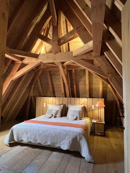 Chambre mansardée rustique au Lapin sur le Toit avec poutres apparentes, lit queen-size et ambiance chaleureuse à Rouffignac, France