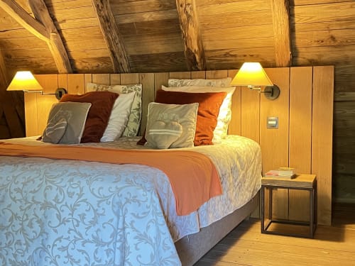 Chambre rustique au gîte Le Lapin sur le Toit à Rouffignac avec literie superposée, appliques murales et charpente apparente