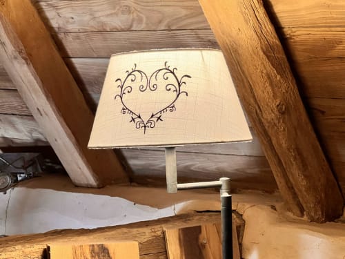 Lampe de table décorée avec motif de cœur ornemental à la chambre d'hôtes Le Lapin sur le Toit, Rouffignac-Saint-Cernin-de-Reilhac