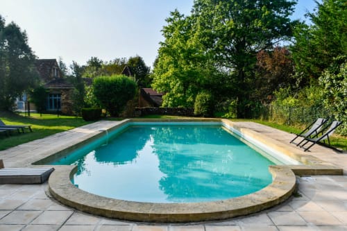 Piscine en été du Domaine du Got gîte en Dordogne. Location d'une maison en Périgord noir.