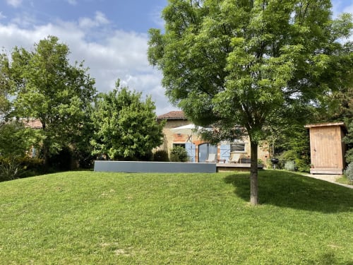 Spacious green lawn with mature trees at Maison Monsieur Léger vacation rental in Montaut, France
