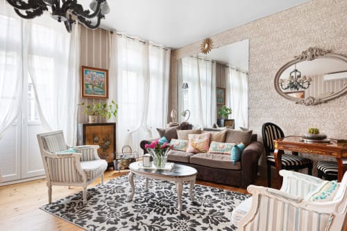 Salon élégant au Au Nid De La Madeleine B&B à Gaillac avec papier peint orné, canapé marron et décor français classique