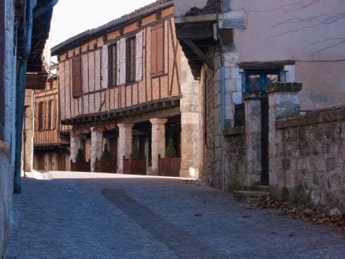 Maison à colombages du Moyen Âge à Gaillac, France - cour de la maison d'hôtes historique Au Nid De La Madeleine