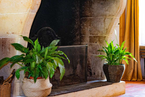 Belle cheminée authentique dans un gîte en dordogne. Le domaine du got.