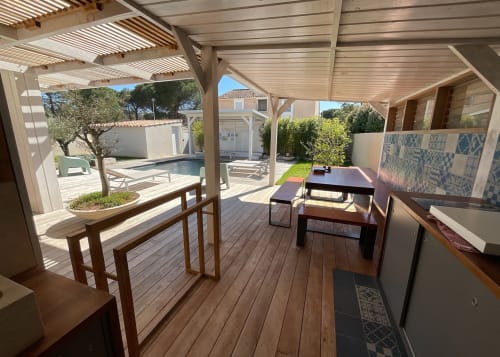 Terrasse ombragée avec salon extérieur, villa Casa Incantu Corse du Sud