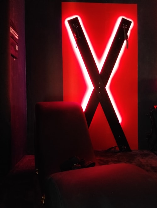 logement atypique Toulon , VAR, PACA avec jacuzy, sauna, pour week end amoureux et séjour insolite, crois de saint andré et fauteuil tantra 