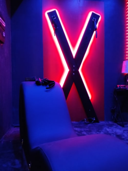 logement atypique Toulon , VAR, PACA avec jacuzy, sauna, pour week end amoureux et séjour insolite, crois de saint andré et fauteuil tantra