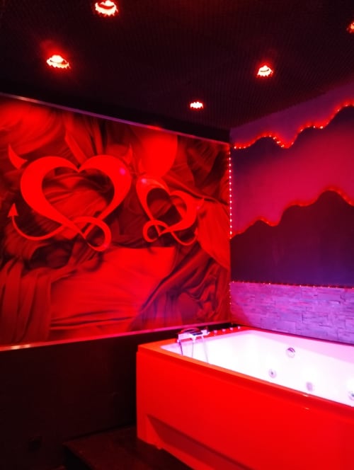 logement atypique Toulon , VAR, PACA avec jacuzy, sauna, pour week end amoureux et séjour insolite, crois de saint andré et fauteuil tantra