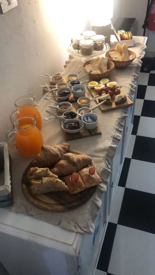 Ricca colazione a buffet dell'Agriturismo Il Pomo d'oro con pasticcini freschi, pani, marmellate, succhi e formaggi