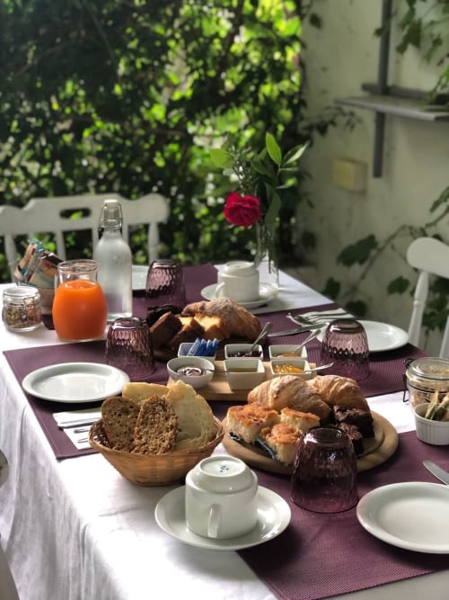 Colazione all'aperto da Il Pomo d'oro con pasticcini, pane fresco, succhi di frutta e caffè, circondati dal verde lussureggiante