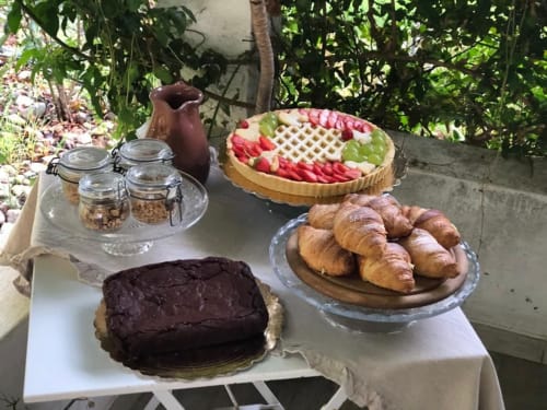 Colazione all'aperto presso l'Agriturismo Il Pomo d'oro con torta al cioccolato, cornetti, crostata di frutta, cereali e bevande