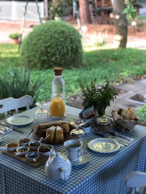 Colazione all'aperto presso l'Agriturismo Il Pomo d'oro di Assemini con pasticcini, succhi e vista sul giardino