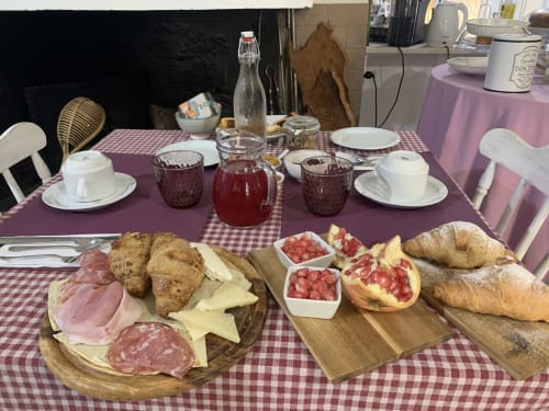 Colazione rustica ad Agriturismo Il Pomo d'oro con salumi, cornetti freschi, pane e pomodori