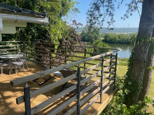 Terrasse suspendue face à la Seine