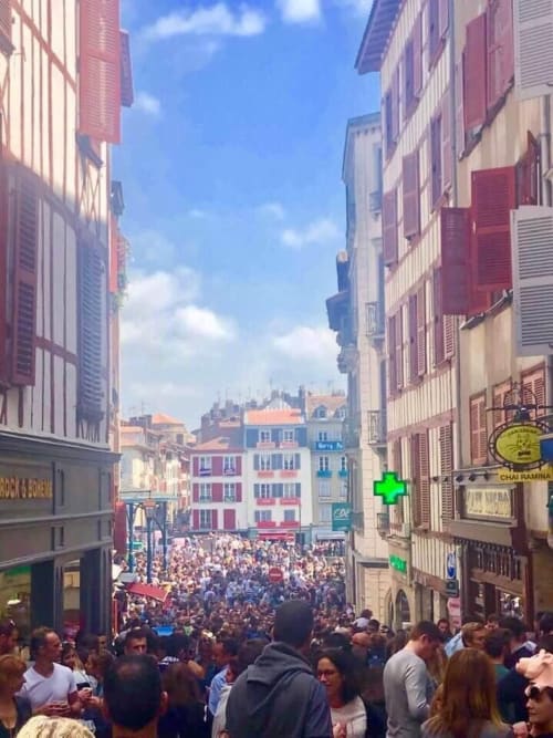 Rue poissonnerie, Vue depuis la residence de vacances Baionakoa résidence. Bayonne , foire aux jambons. Bayonne Pays Basque