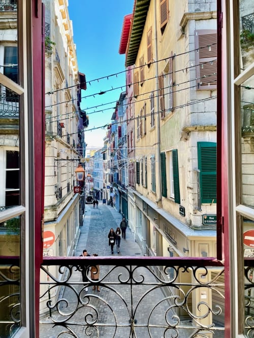 Vue depuis l'appartement, rue d'Espagne, Bayonne tourisme. découvrir le pays basque depuis la résidence Baionakoa