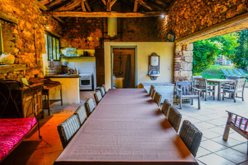 Pool house et cuisine d'été au Domaine du Got, maison de charme à la campagne.