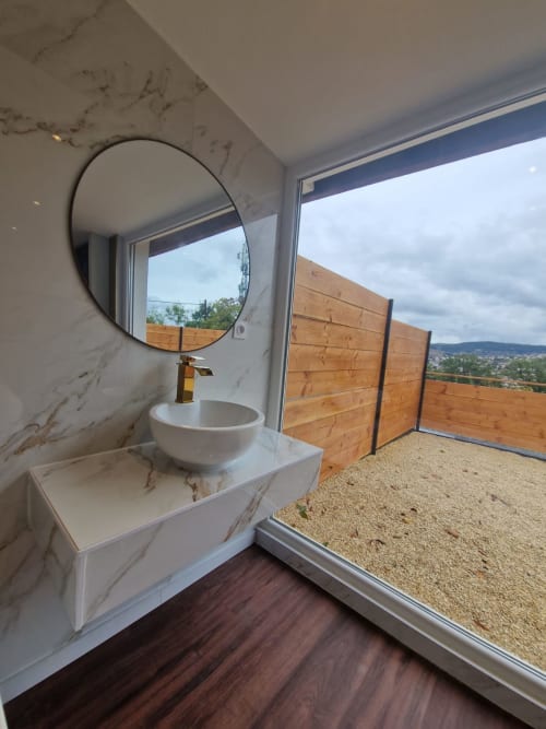 Évasion Luxueuse à Saint-Jean-Bonnefonds : Chambre Dubaï**
   Évadez-vous dans le luxe avec notre chambre Dubaï, offrant une vue imprenable sur la nature, à Saint-Jean-Bonnefonds, près de Saint-Étienne dans la Loire. Découvrez une atmosphère sophistiquée et minimaliste avec des murs en marbre blanc et doré, pour une expérience unique et mémorable. Détendez-vous dans notre jacuzzi tout en appréciant la vue depuis notre grande terrasse, puis profitez d'une soirée détente devant notre grand écran de 189 cm avec Netflix.