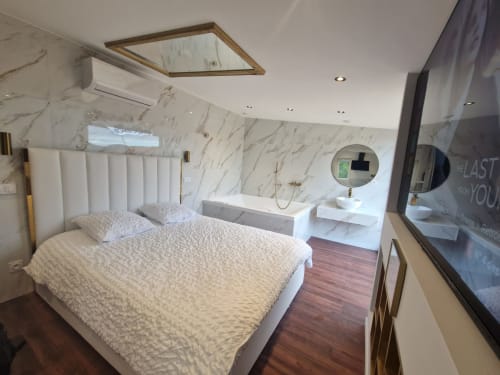Séjour de Luxe à Saint-Jean-Bonnefonds : Chambre Dubaï**
   Vivez un séjour de luxe dans notre chambre Dubaï, offrant une vue magnifique sur la nature, à Saint-Jean-Bonnefonds, près de Saint-Étienne dans la Loire. Plongez dans une atmosphère de sophistication avec des murs en marbre blanc et doré, créant une ambiance luxueuse et minimaliste. Détendez-vous dans notre jacuzzi tout en admirant la vue panoramique, puis profitez d'une soirée cinéma sur notre grand écran de 189 cm avec Netflix, pour une expérience inoubliable.