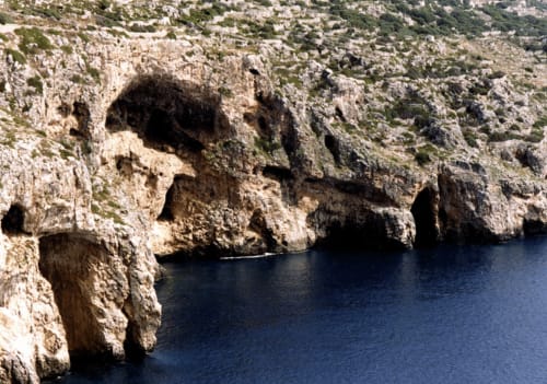 Spettacolari scogliere calcaree e grotte marine a Leuca, Italia, paesaggio costiero straordinario presso Panoramici Monolocali