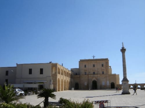 Chiesa storica e piazza a Leuca con architettura in pietra e campanile