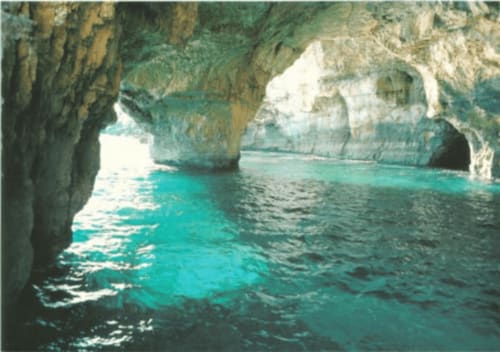 Grotta marina turchese con scogliere calcaree presso Leuca, Italia - Monolocali Panoramici