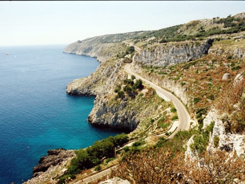Suggestiva strada costiera che si snoda tra spettacolari scogliere bianche affacciate sulle turchesi acque del Mediterraneo a Leuca, Italia
